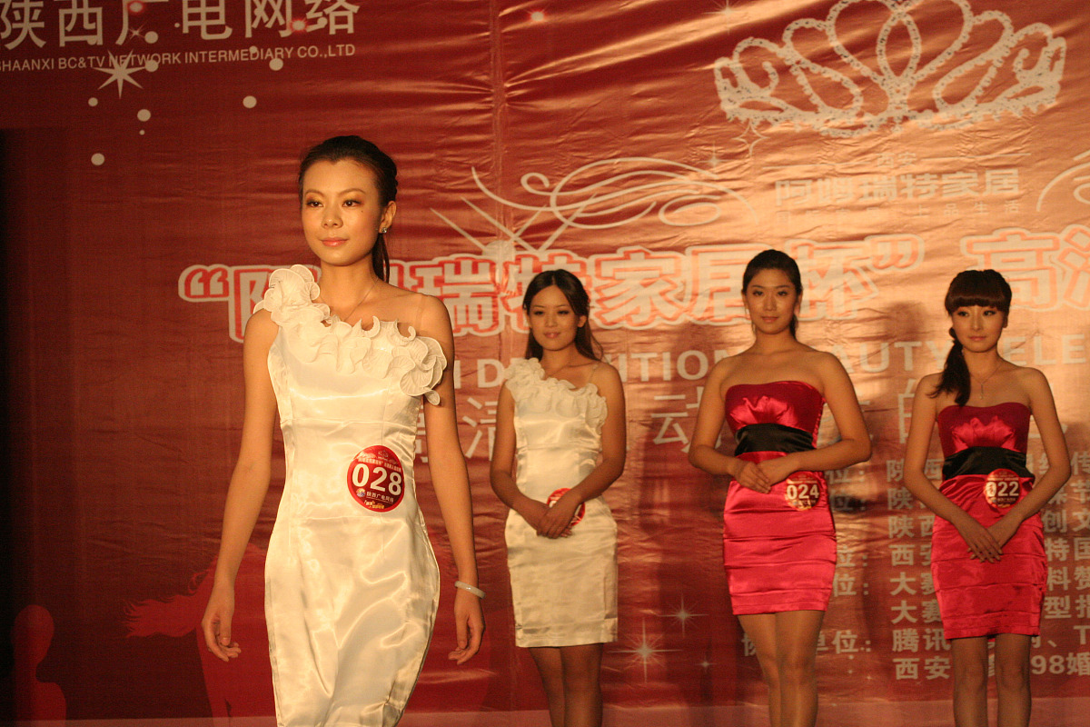 2011年8月13日,陕西西安,一场"高清丽人秀"活动在陕西西安举行***_***