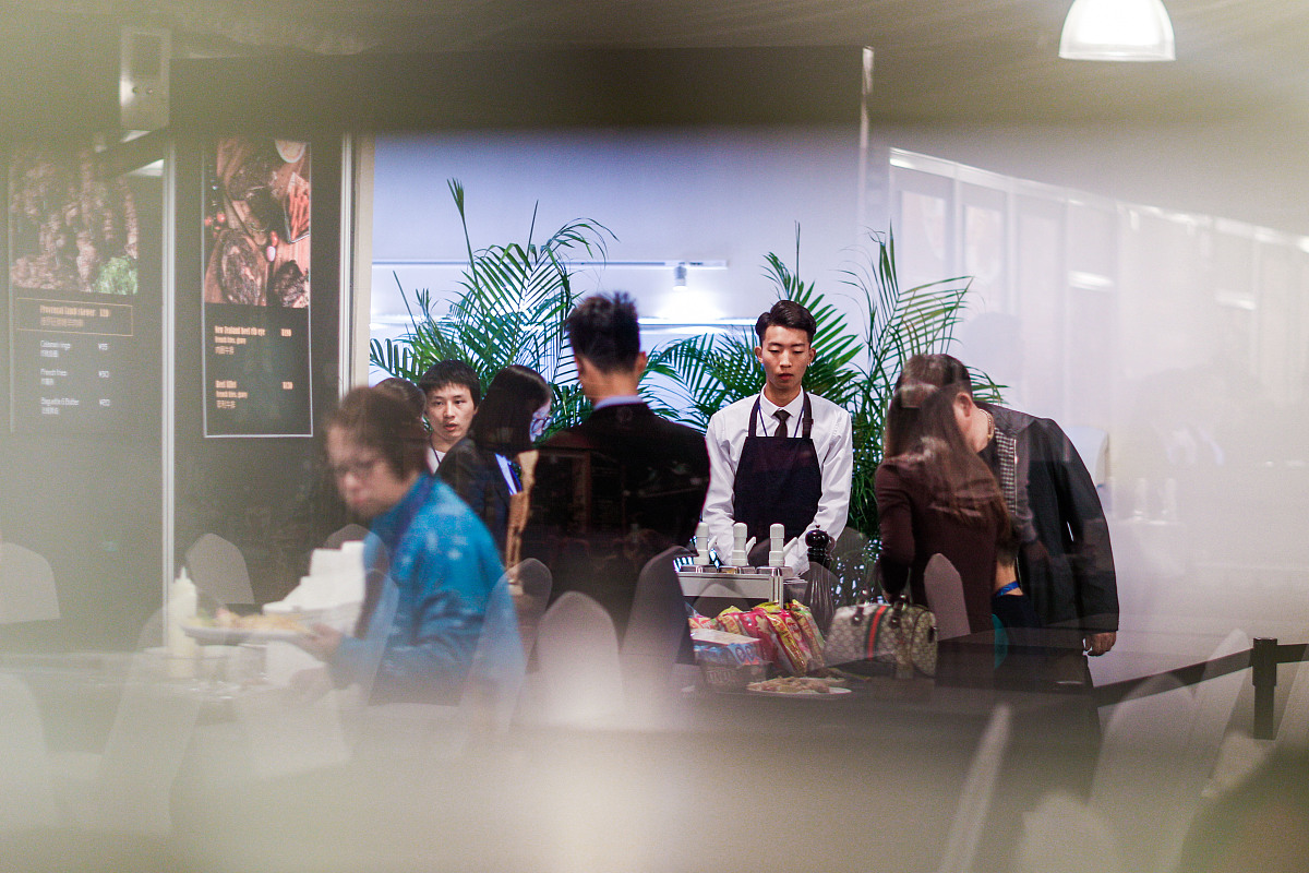 网上餐厅系统有用户管理员订单菜品餐厅五个实体将ER图画出来