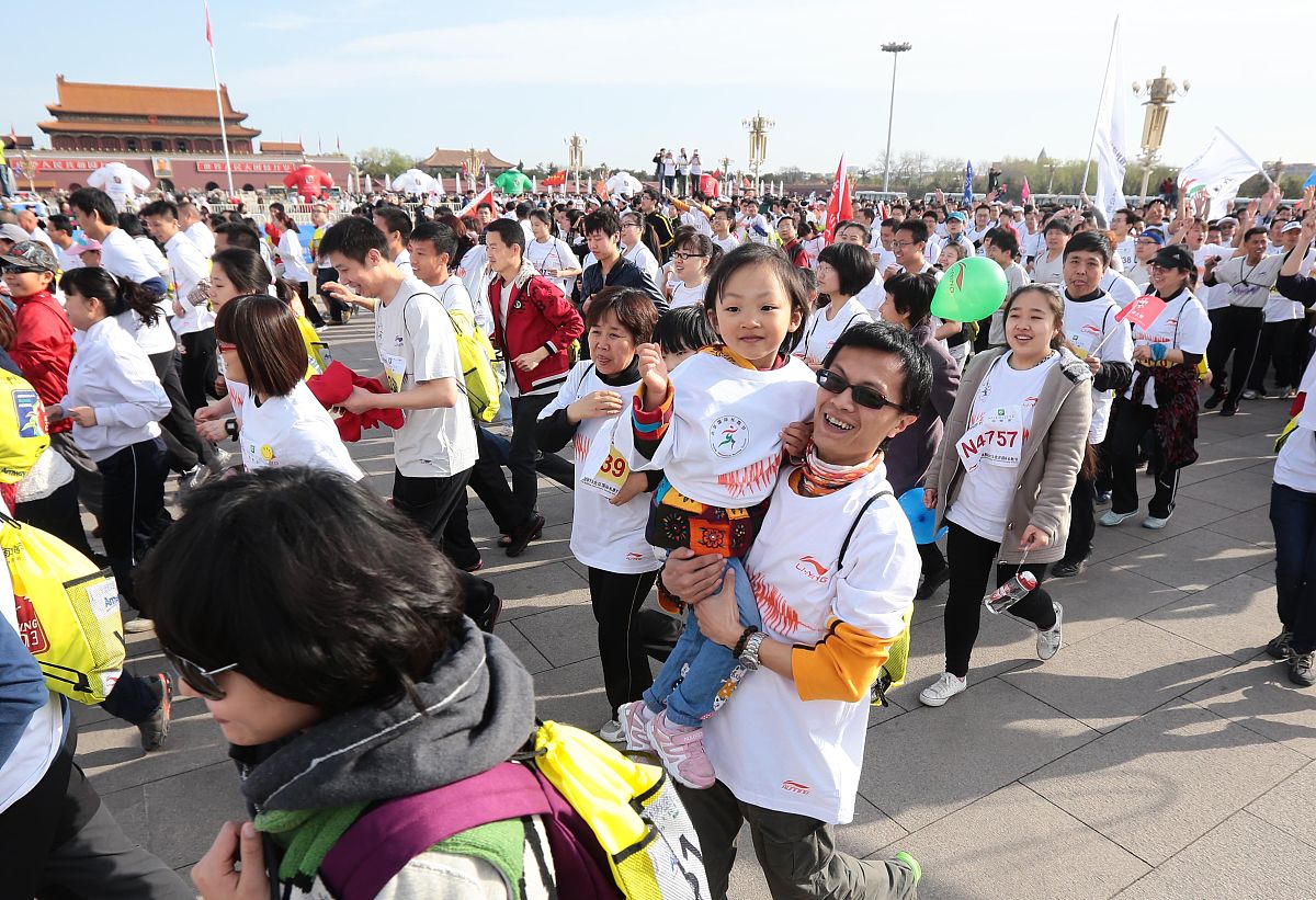 2013年4月14日,北京,2013北京国际长跑节鸣枪开跑.有2万余名长跑爱好