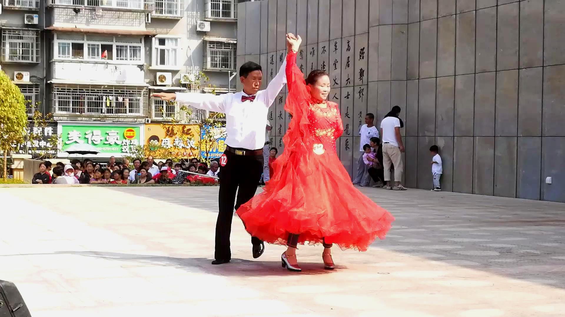 [图]交谊舞伦巴，音乐乌兰托娅《蓝色的蒙古高原》