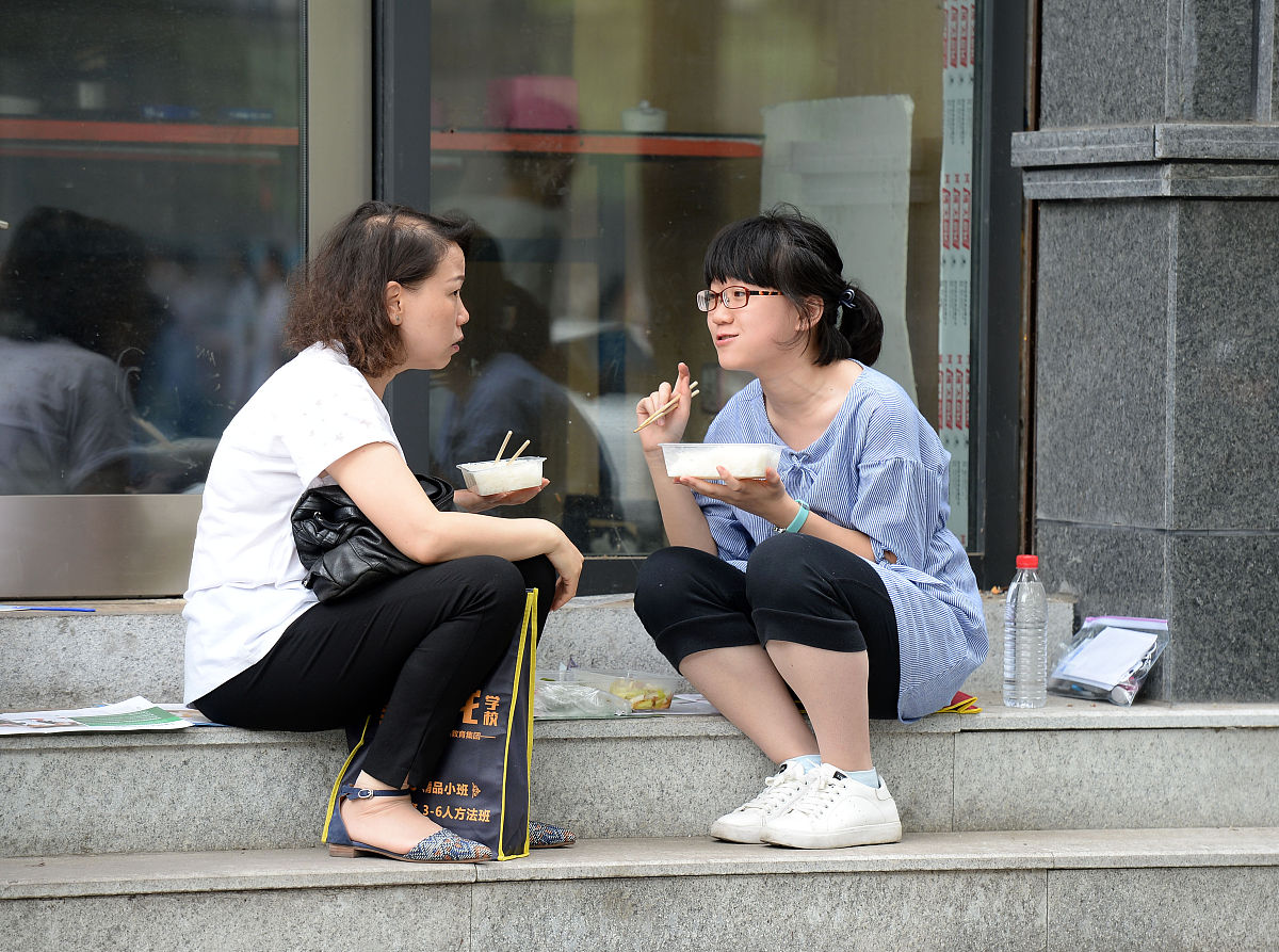 成都卫校招生问题解答：条件、时间、方式、学费全解析