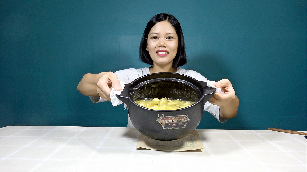 月月妈吃网友点的福建名菜“佛跳墙”,听说正宗的要2000多一份