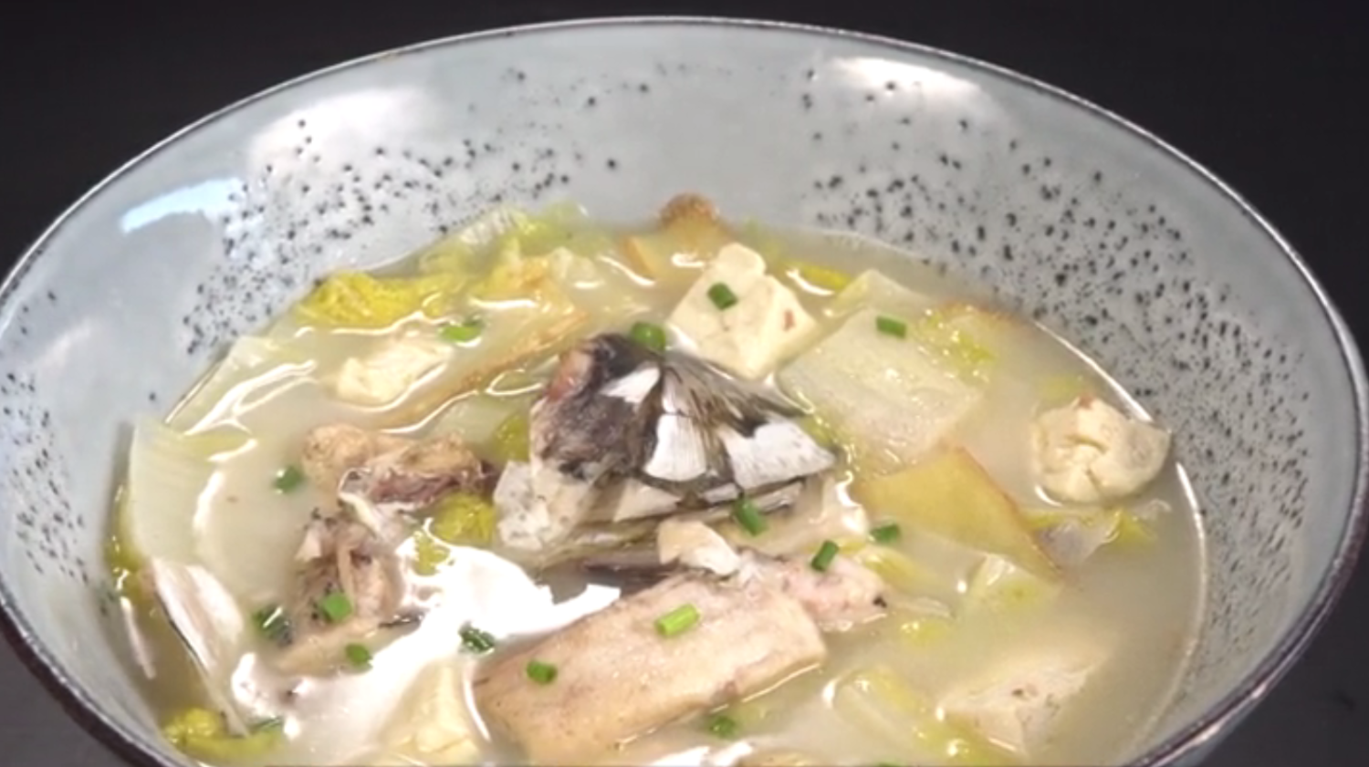 鲜美的鱼头豆腐汤,补钙的好东西,特别适合老人和小孩喝!