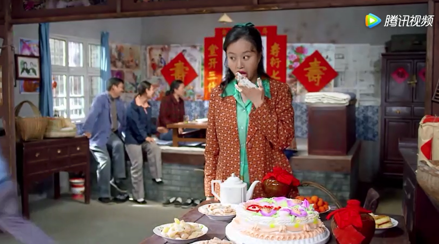 母亲七十大寿,孩子们准备了新鲜的鸡肉鱼肉庆祝,馋儿媳偷吃蛋糕