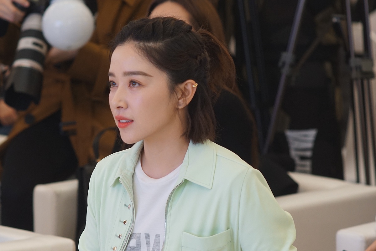 阚清子水绿外套清新亮相扎小辫笑弯腰   "90后"作家张皓宸西装亮相显