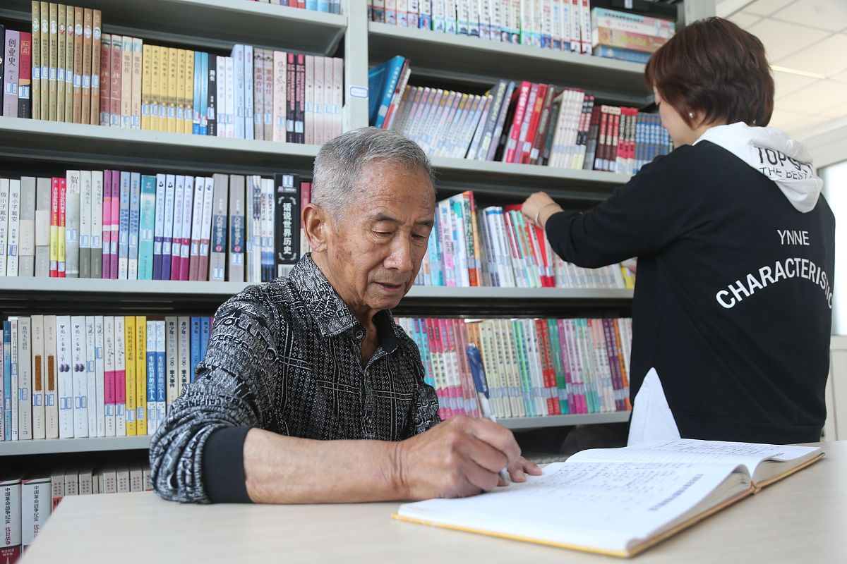 帮我把下面这段话写成一篇中文文章人们了解社会、研究历史文化强国科技报国传播正能量无一不是从学习知识开始的。所以有了知识就可以提高人生的质量内涵。我的爷爷特别爱学习爱看书。听爷爷讲他年轻的时候身边经常围着很多爱听爷爷读书的街坊邻居他读过的那些《岳飞传》《杨家将》《济公传》四大名著《红楼梦》等书籍中的精华有不少都成了家长教育子女的教材事例开启了孩子们的智慧。后来爷爷去部队参军去了再后来转业到唐山矿务局