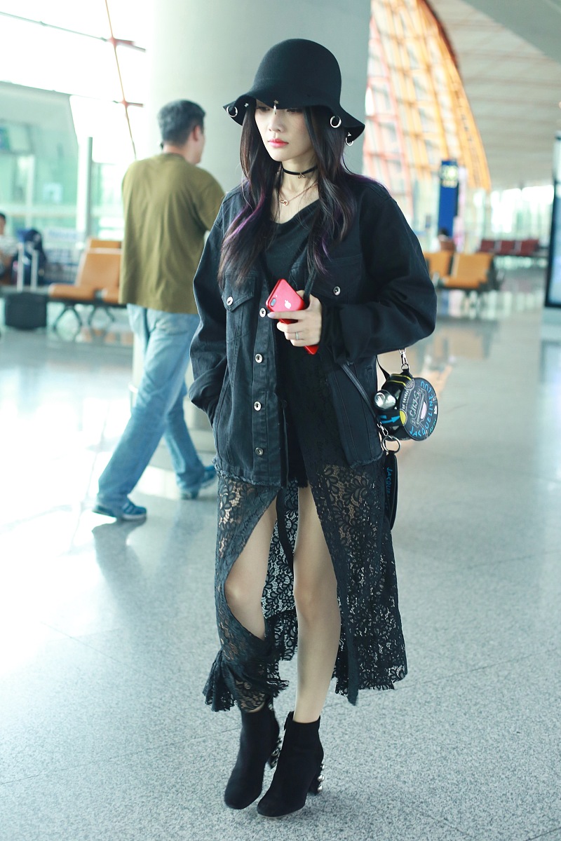 妹妹叫做何琰昕，姐姐叫做何沐燃，编个笑话