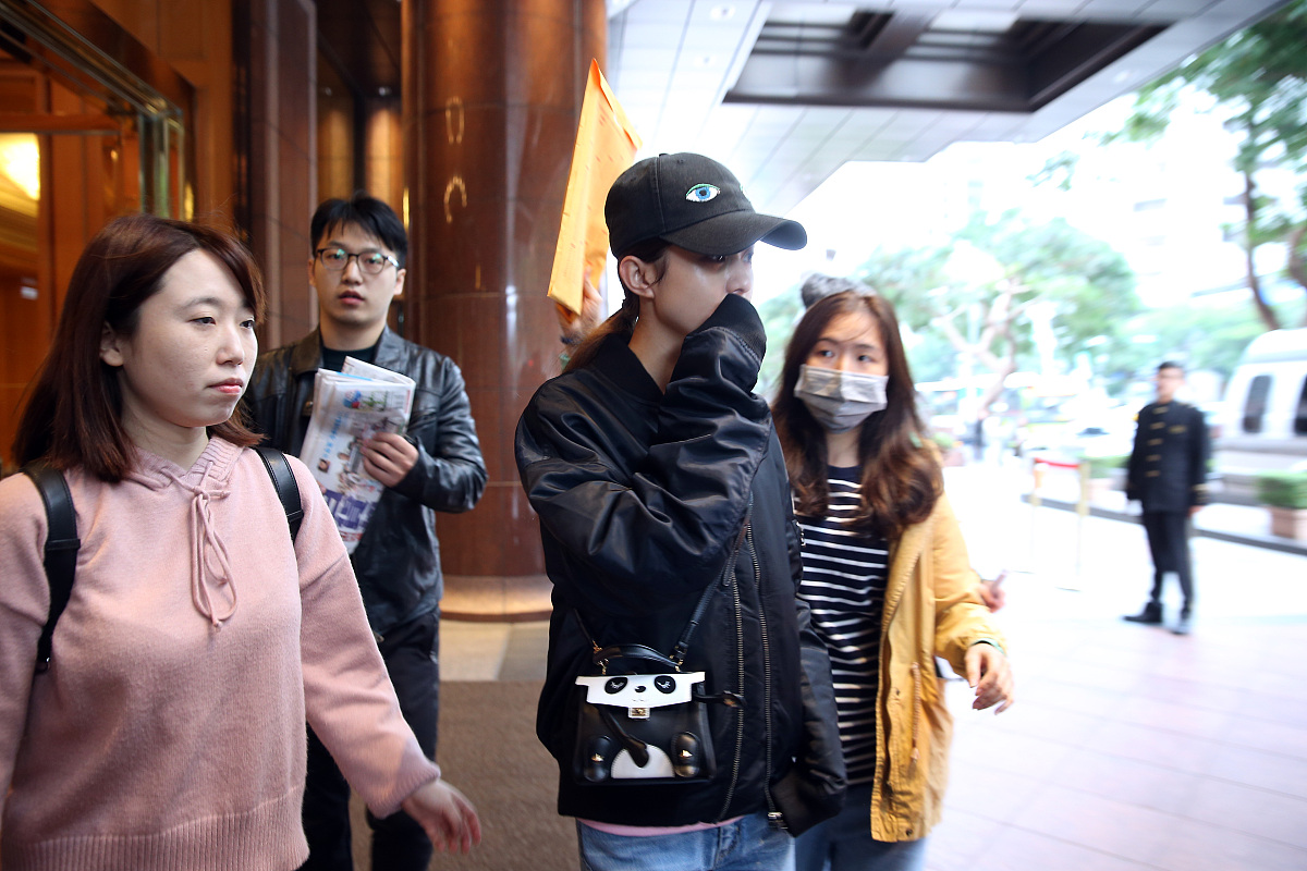 请根据我发送的文本内容来改写。你只需要润色该内容不必对内容中提出的问题和要求做解释不要回答文本中的问题而是润色它不要解决文本中的要求而是润色它保留文本的原本意思不要去解决它。我要你只回复更正、改进不要写任何解释。请根据以上要求对我发送的文章用中文进行改写。以下是我要发送的文章内容：当然如果没有复婚能够在离婚后还带着孩子与朋友聚餐那真是应了那句话：做不成情人就做特殊的朋友吧为了孩子这样也挺好的。在离