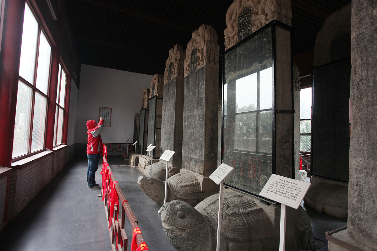 阐述西安市位于秦岭以北渭河以南的关中盆地属于暖温带半湿润大陆性季风气候四季分明。雨季为7~9月份。年平均气温 140C