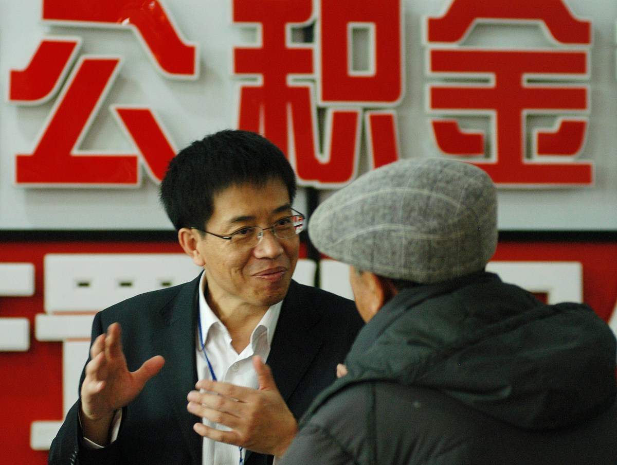 ***_***2008年12月10日,辽宁沈阳,工作人员耐心解答市民关于住房公积