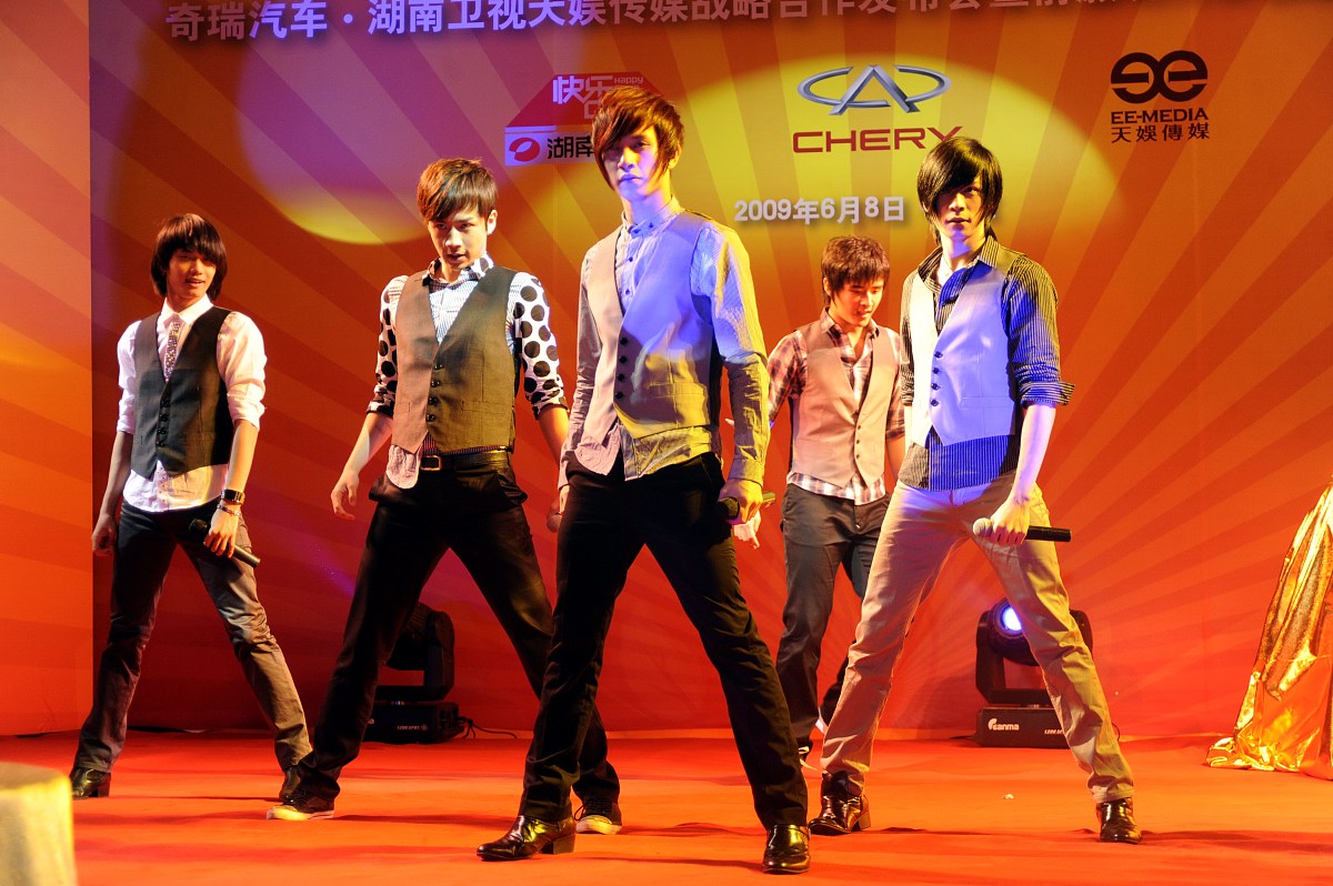 2009年6月8日,北京,代言qq品牌签约仪式举行.***_***至上励合+++_+++