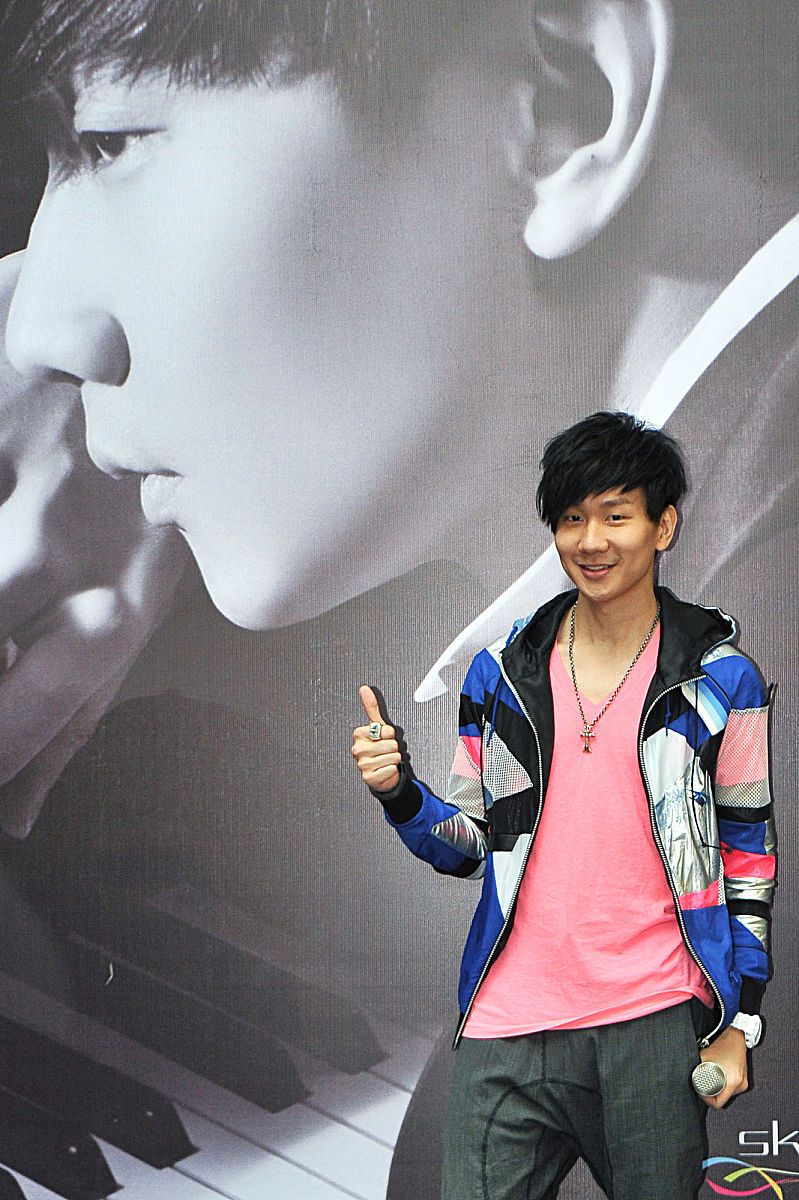 以一名音乐爱好者的身份写篇1200字如何评价林俊杰新专辑首波主打歌《愿与愁》？的文章