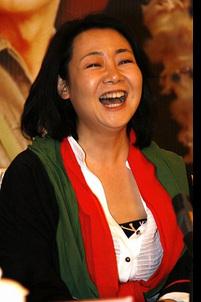 2008年10月16日,北京,电视剧《女工》新闻发布会.萨日娜开怀大笑+++_+