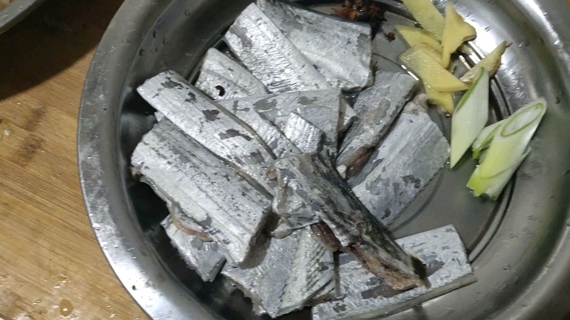 “红烧带鱼”的家常做法,不煎不炸,大家都说好吃