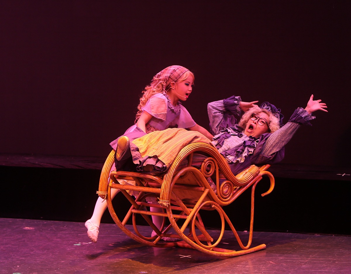 《卖火柴的小女孩》故事简介：寒冬夜里的温暖与希望