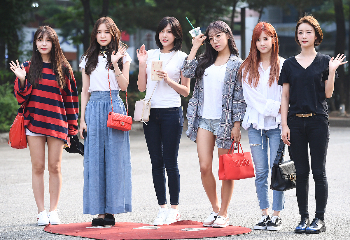 apink现身《音乐银行》年中特辑上班路 gfriend穿白纱短裙清纯靓丽