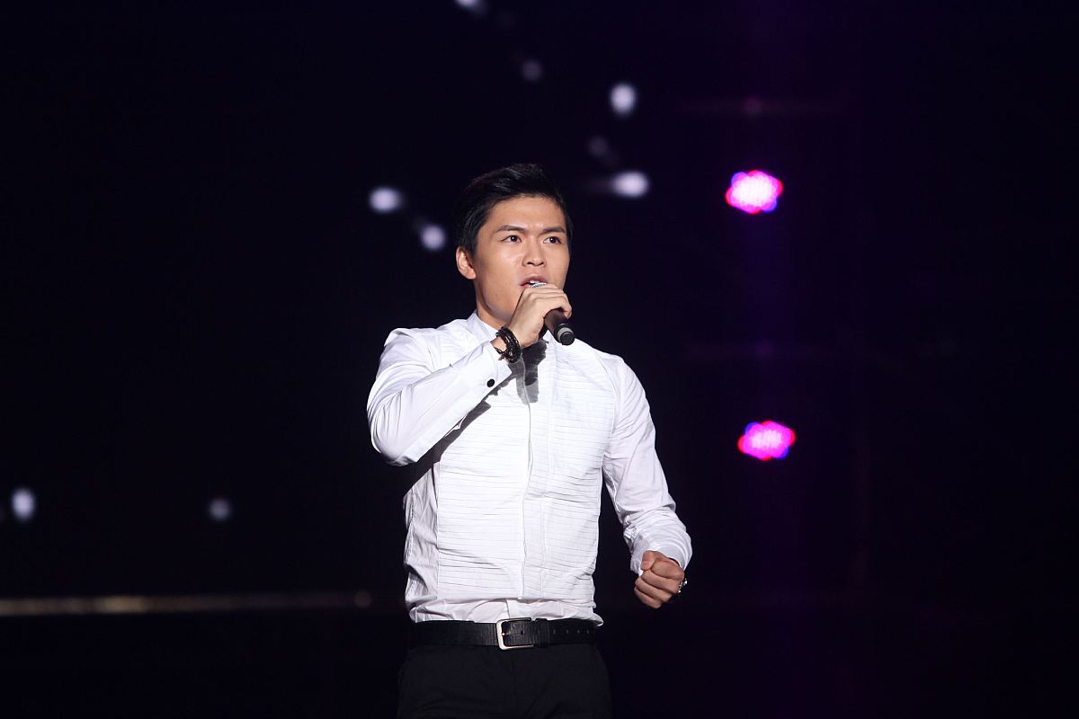 2013年10月26日,湖南宁乡,2013快乐男生赛后首场演唱会在湖南宁乡县百