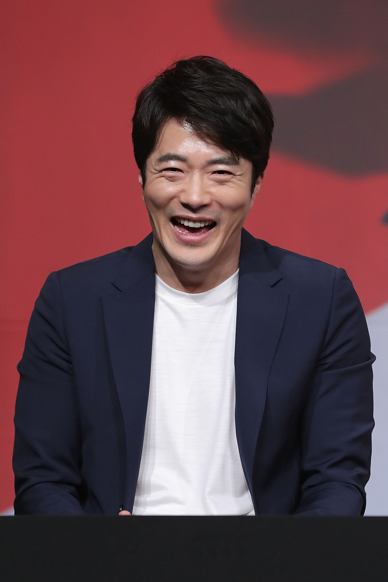 4.一次考试，老师看到有四个同学好像在作弊。考试后，老师把四位同学请到办公室，希望大家可以勇于承认错误。结果，小黄说小张作弊，小张说小范作弊，小范和小吴都说自己没有作弊。如果四个同学只有一个说了假话，那么谁一定作弊了？
A、小黄
B、小吴
C、小范
D、小张