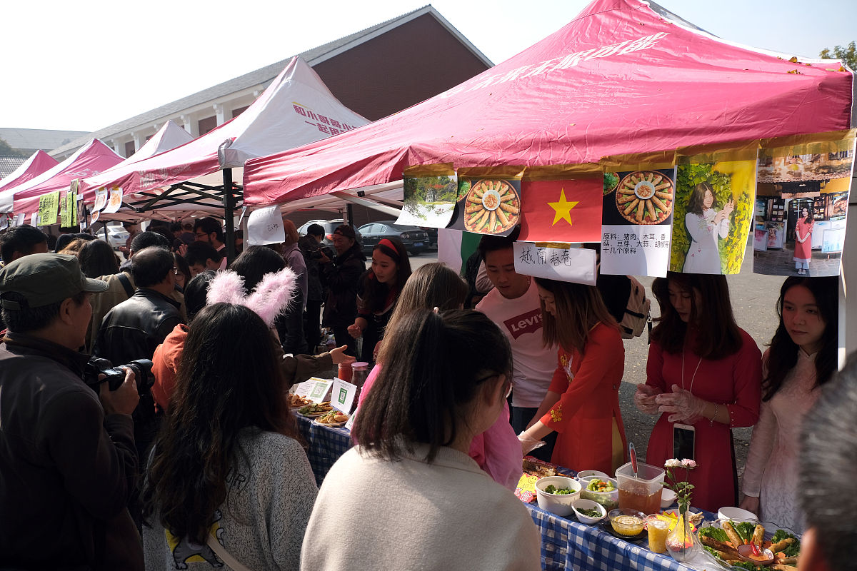 铃芽环游世界之旅：探索文化、品尝美食、留下难忘回忆