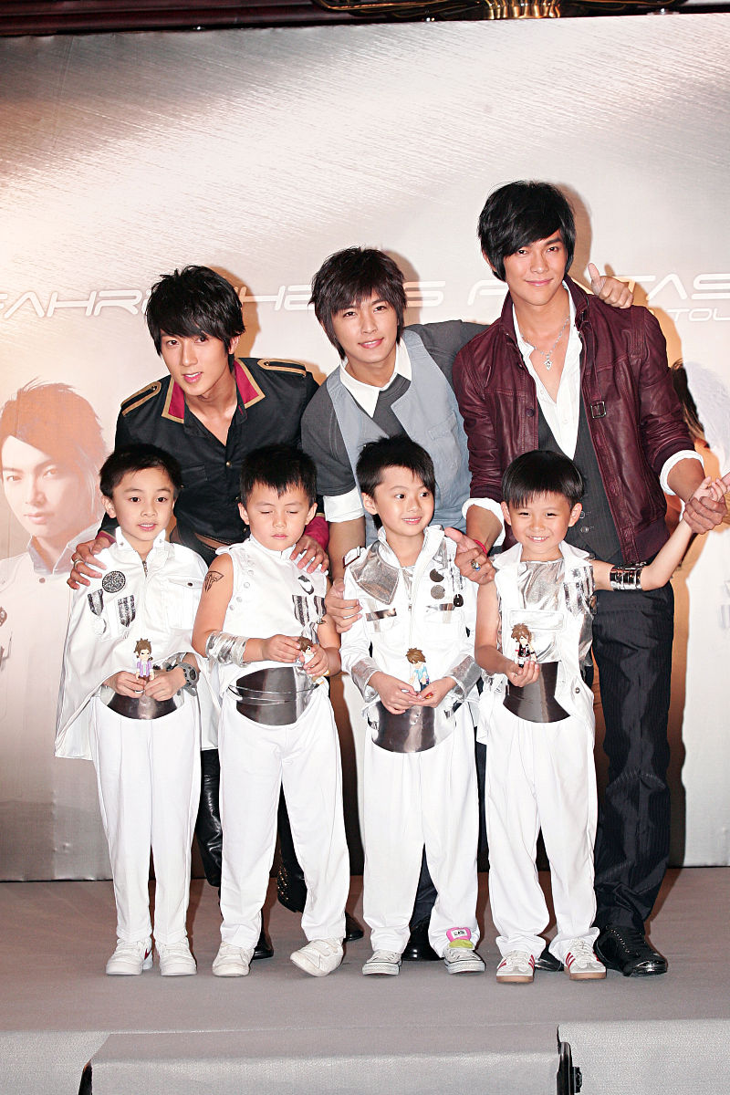 2008年8月8日,香港,飞轮海为世界巡演首站宣传.吴尊 炎亚纶 汪东城与