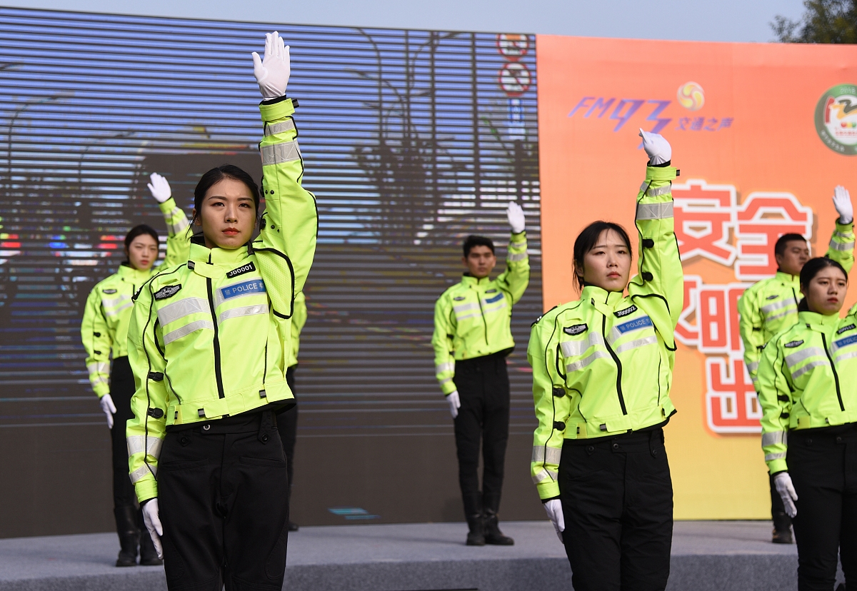 交警报警电话112和122的区别：何时该拨打哪个？