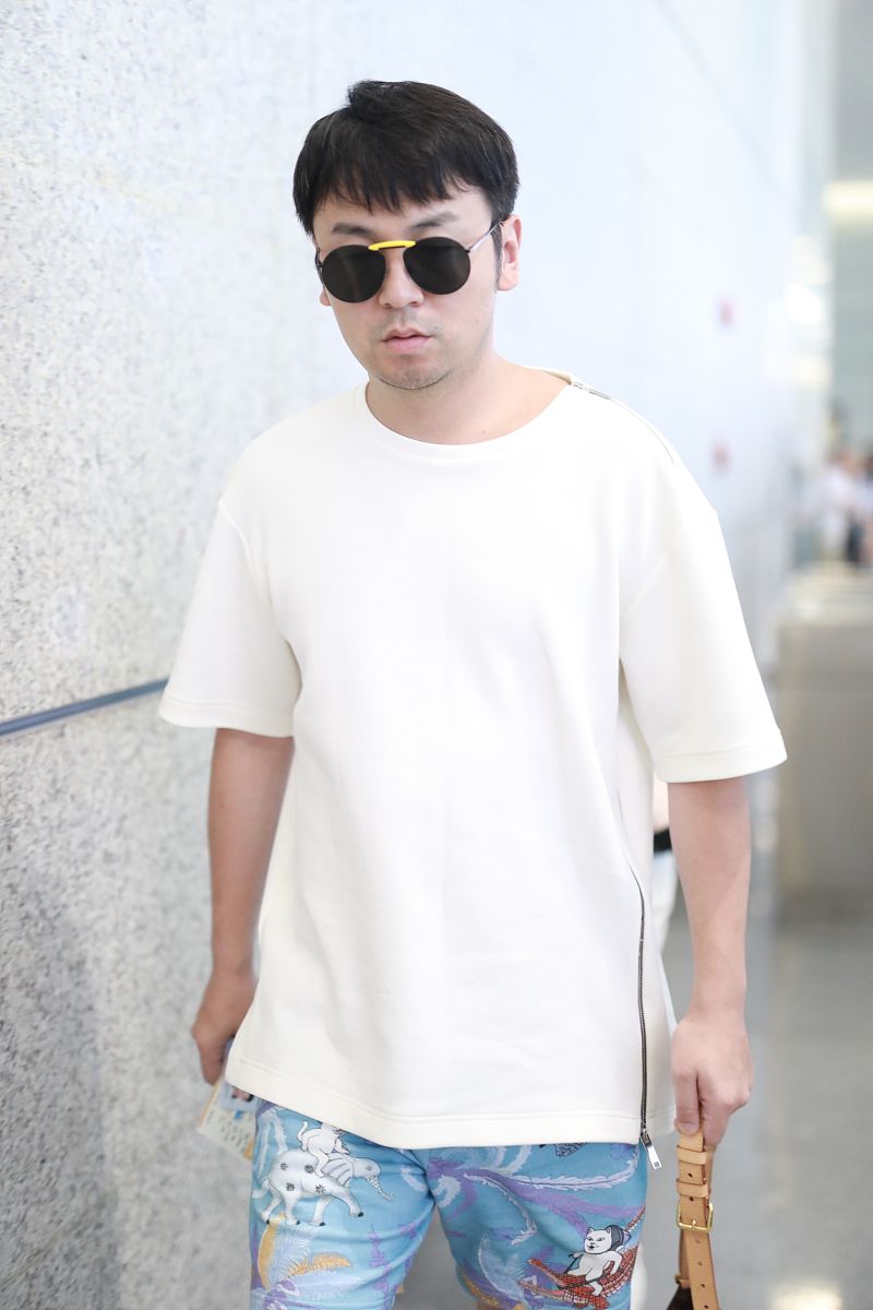来一篇夏日T恤穿搭文案以描述服饰具体细节为主题服饰类型：黑色趣味涂鸦缀满的白色休闲T恤、阳光感灰色T恤服饰、白色T恤圆领设计