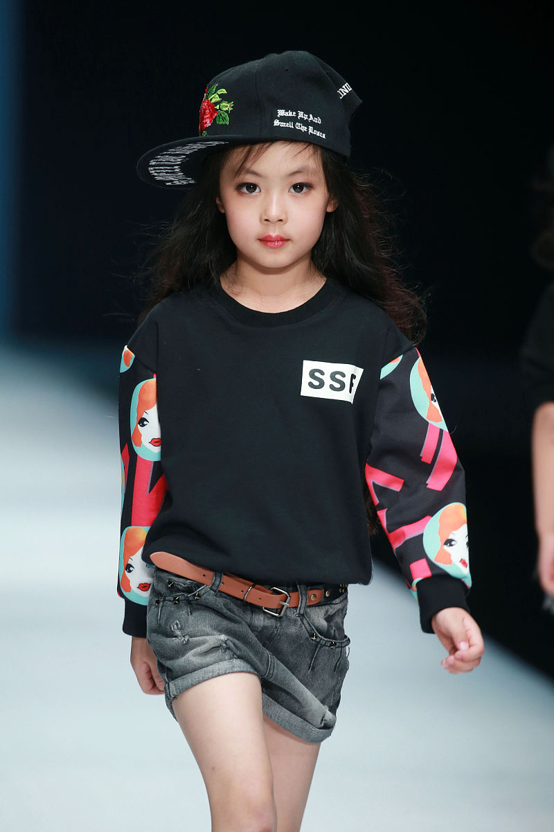 帮我撰写一篇充满了青春气息的新品童装资讯。休闲单品个性风满满街头而又率性的搭配满足了秋日着装的需要。服装类型：纯棉灰色拼接条纹蓝白布料、紫色拼接白色的条纹卫衣搭配白色网纱半身裙、棒球领条纹宽松款运动外套