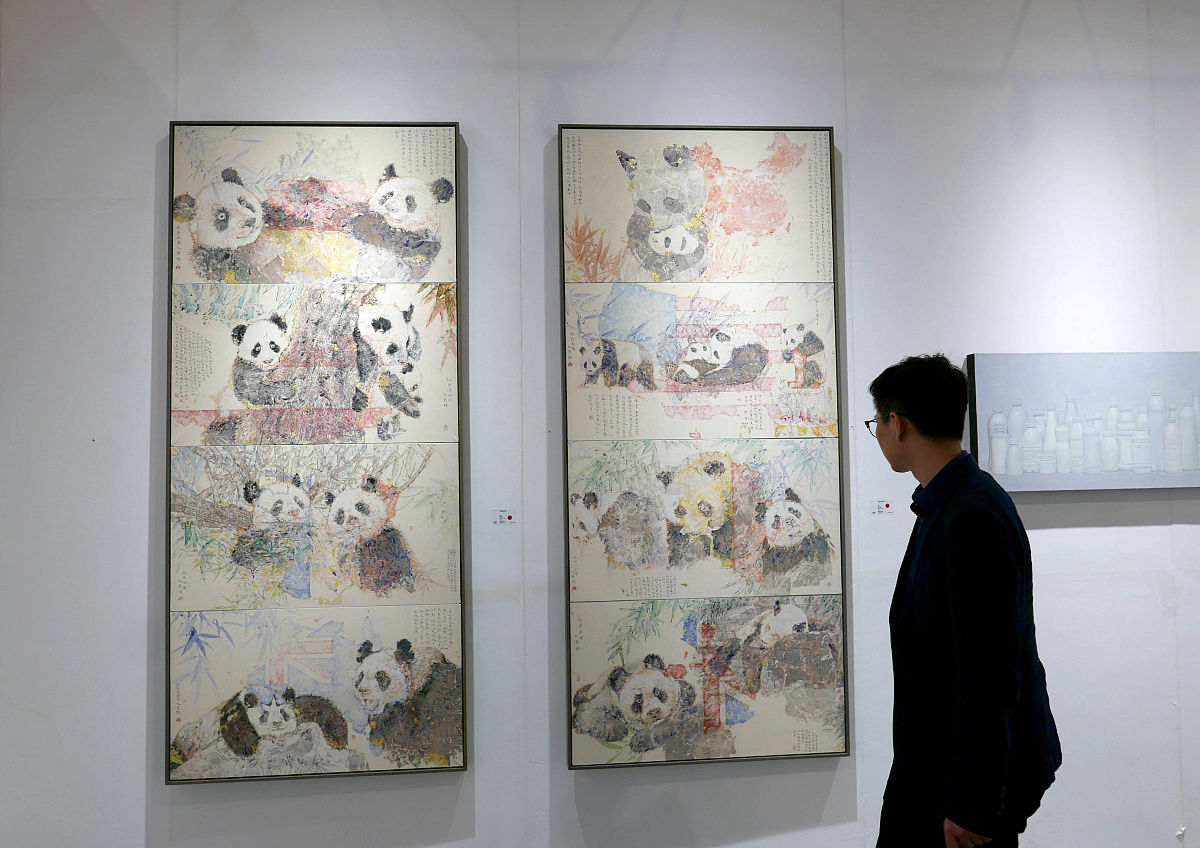 重写下面这段话：中国历史悠久艺术的发展也是源远流长无论是雅还是俗艺术无时无刻不存在于人们的生活中。同时艺术的存在形式也是多种多样的中国传统的书法、水墨、声乐、舞蹈等等已及近现代发展的雕塑、现代舞等各种艺术丰富着人们的生活提高着人们的生活趣味