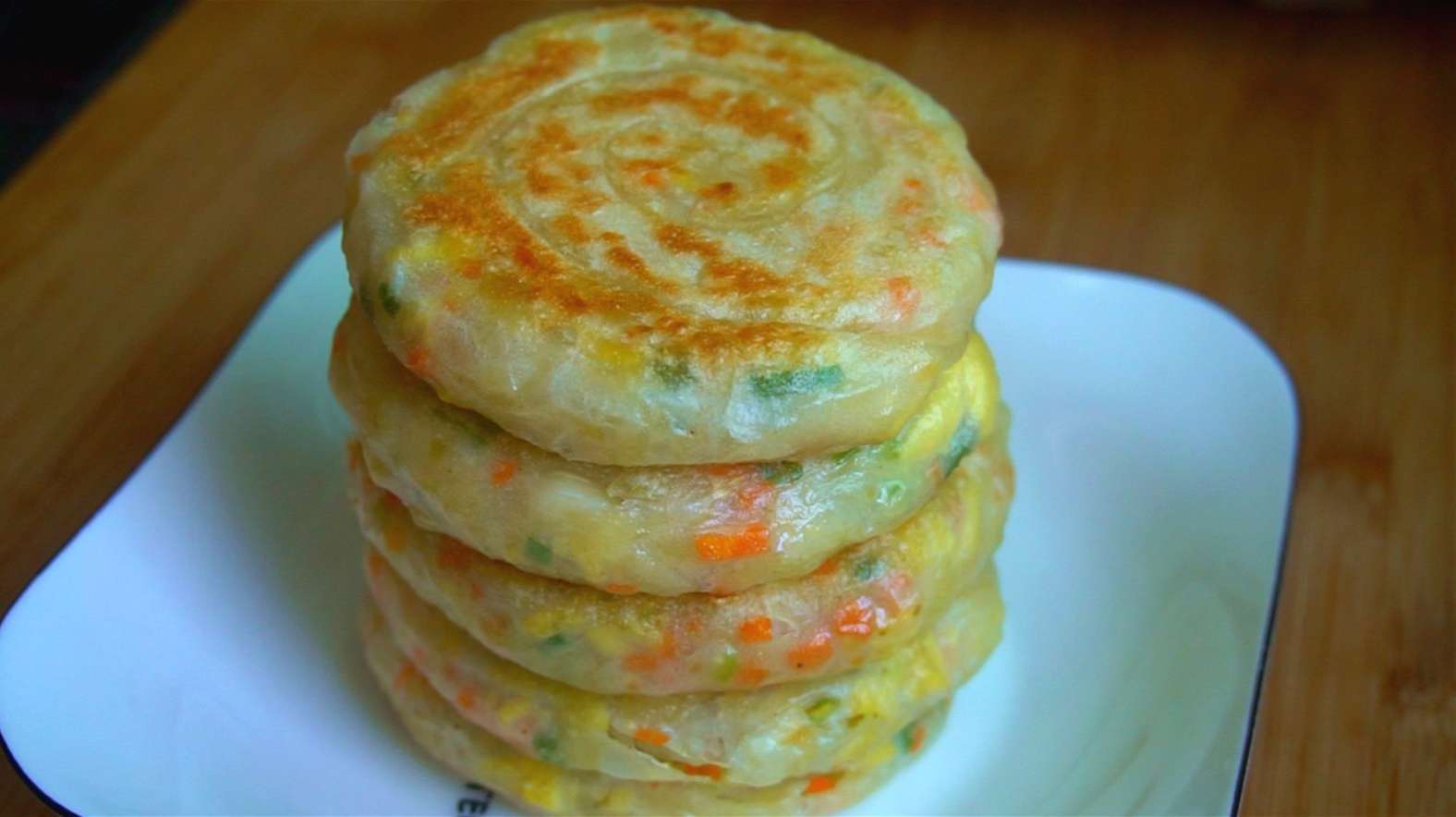 包菜馅饼这样做才好吃,一拉一卷,鲜嫩美味,一顿3个不够吃