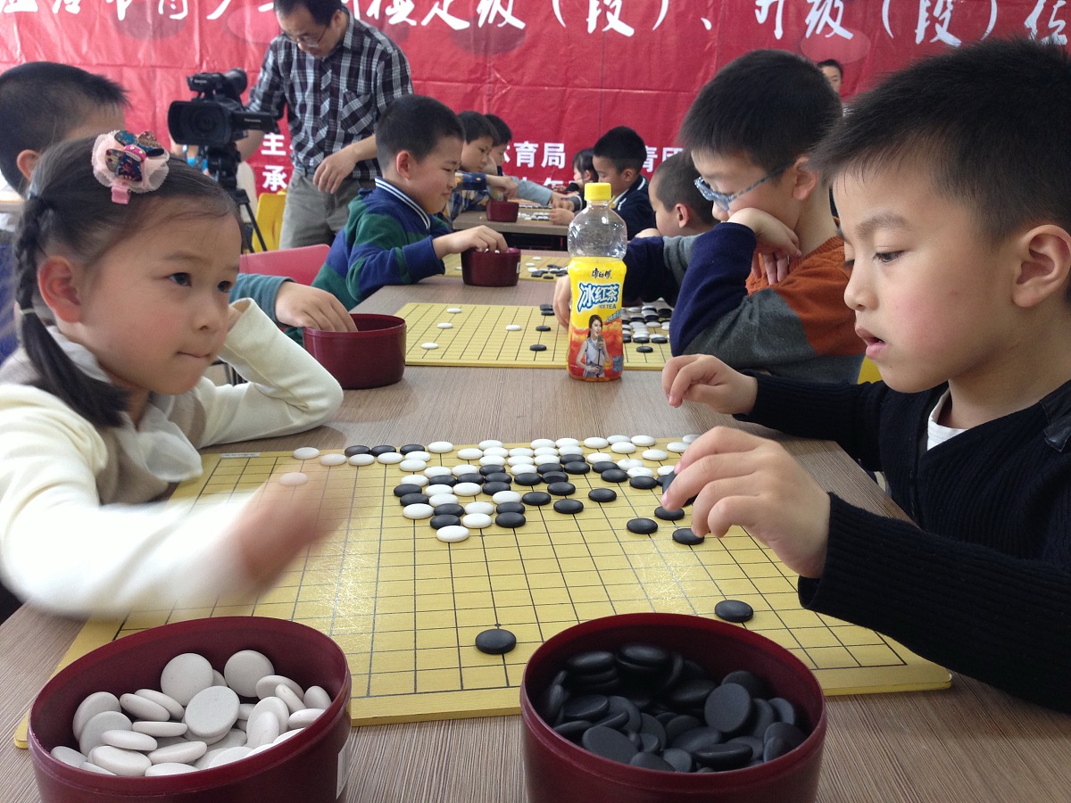 将以下内容整理成笔记语言流畅言简意赅。然后呢看看对手看看看对手画因为有些时候呢我下去的话呢也会很紧张啊就是脸都会发红包包括我曾经最紧张的一次下棋的时候手手手但是呢？嗯就是你看一看对手之后呢你就会好一点啊因为你想啊对于你和你的对手来说其实这是同一盘比赛对不对啊？如果你都觉得紧张了那么你想想他是不是也紧张了嗯嗯？高慧吧嗯对吧啊你俩下一盘时间你一紧张她也紧张得大家都紧张你有什么好怕的是不是啊？可能你会觉