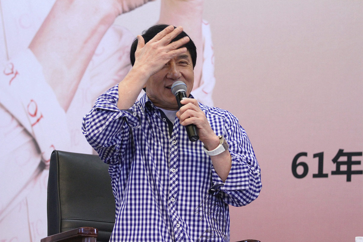 2015年4月7日,北京,国际影星成龙自传新书《成龙:还没长大就老了》在