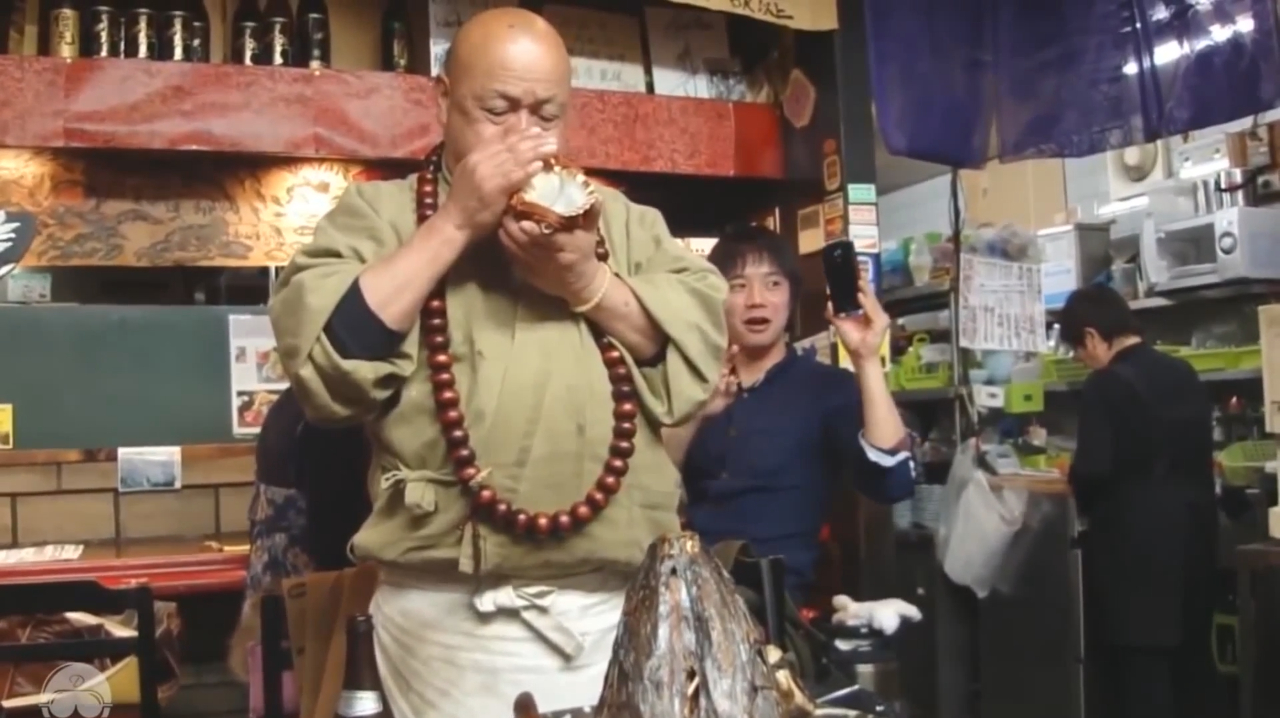 日本人吃个鱼头,还要请和尚来超度?顾客的表情亮了