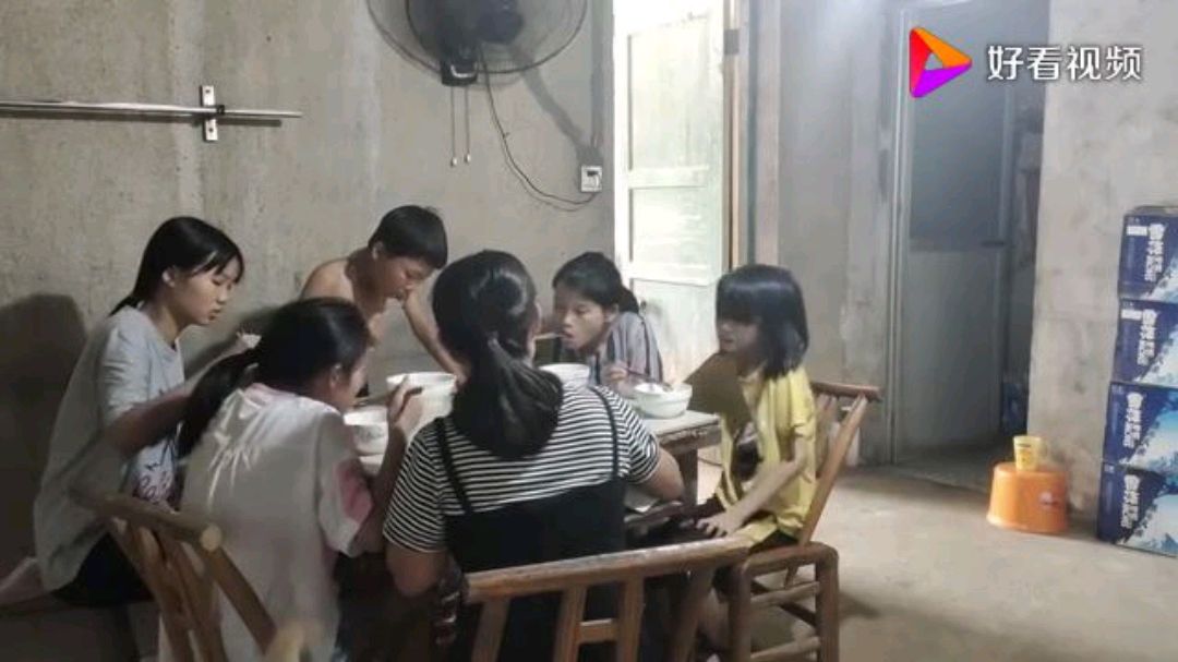 小孩个子长得慢,大人揪心,都说喝这个汤见效,姐特意炖了一大锅!