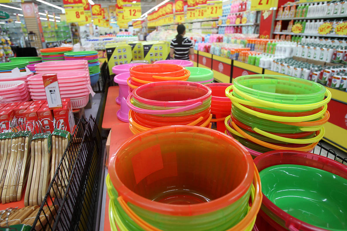 商品交换比例的决定因素：价值与市场自由交易
