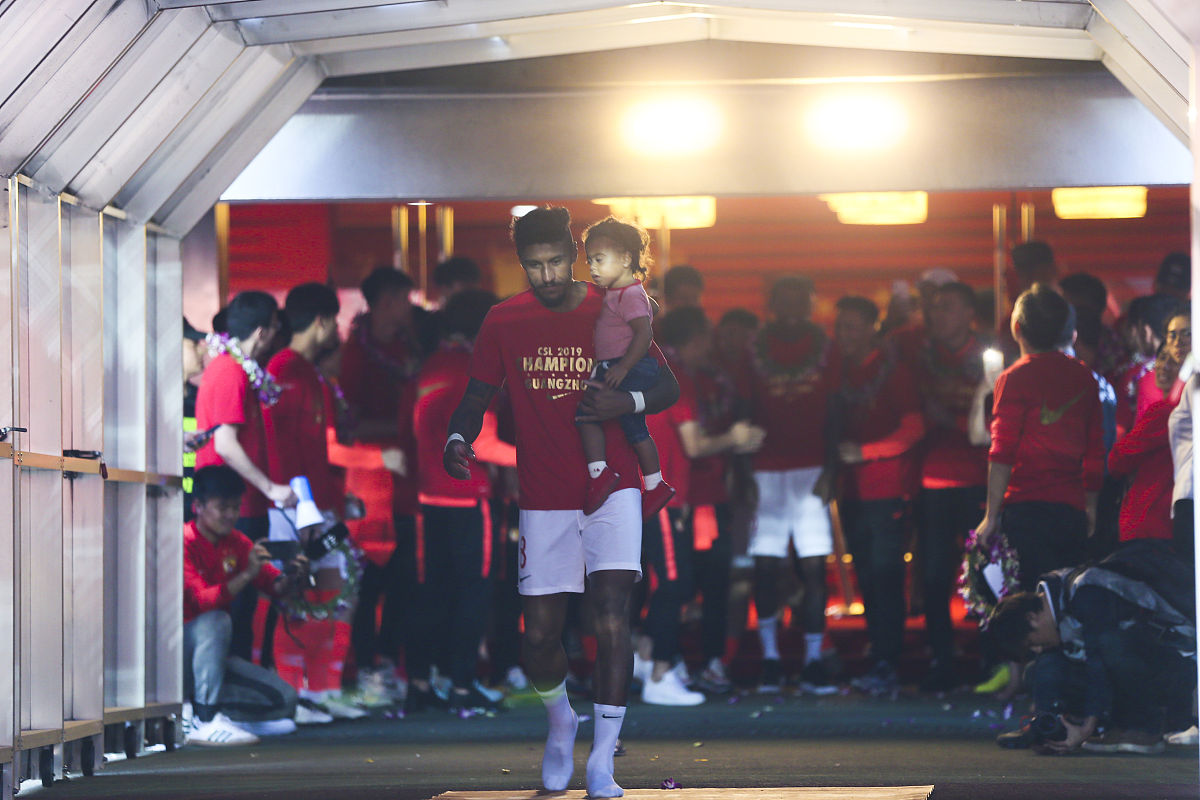 2019年12月1日,广东广州,2019中超第30轮,恒大淘宝3-0申花,赛后恒大众