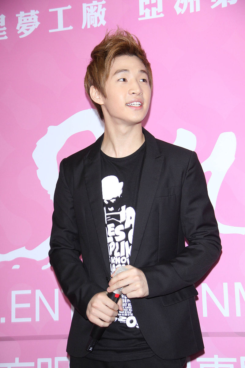 2011年7月8日,台北,"s.m.官方明星商品专门店"开业.super junior-m团