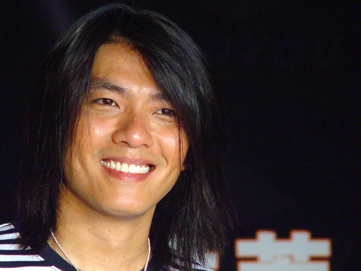 2003年6月28日,阿杜在福州为鞋业品牌做代言人.+++_+++阿杜,代言人,黄