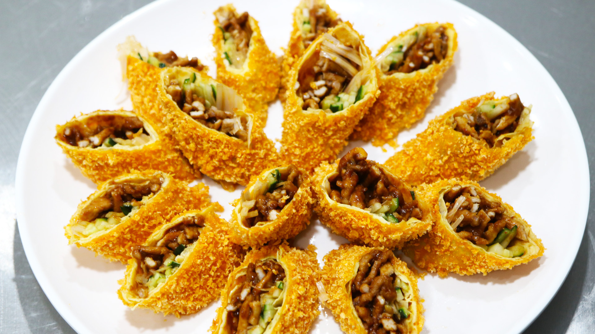 大厨教你京酱脆皮肉丝卷,酥脆鲜香,酱香浓郁,详细教程一看就会