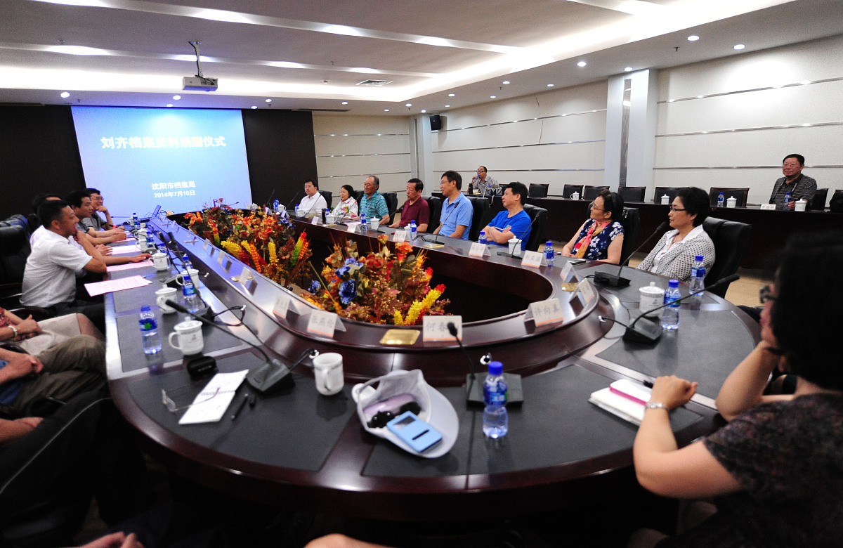 请翻译我们应收货人邀请与5月8日前往收货人工厂参加了会议会议参与方如下：汇福集团：李长鑫、谷建海通律所：刘佐明、丁相伟华泰经纪：柴莉大华公估樊伟伟敬海律所：赵文歌Brooks bell李文悦之公估：周鹏华富公司：卢东方、武利珍我们将会议相关信息整理如下供参考：