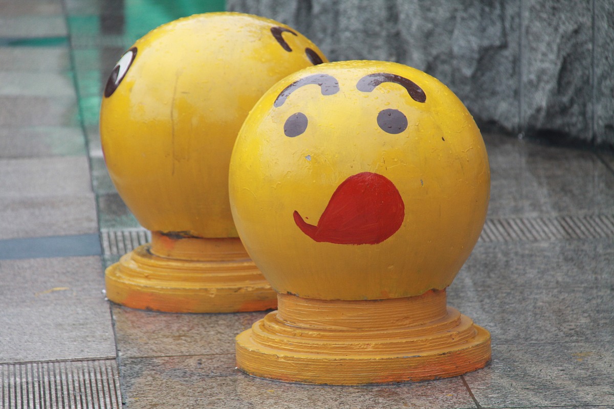 李白请用萌馨作一首诗。