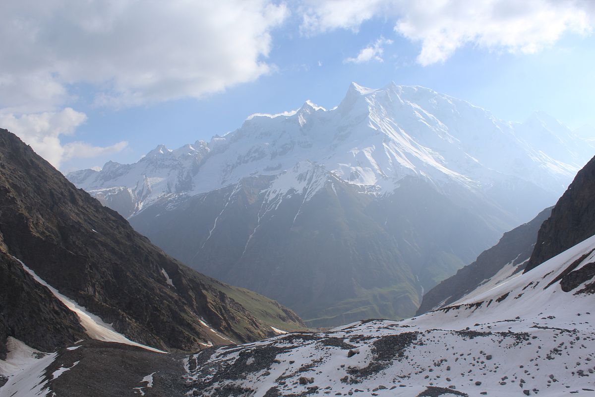 西雅雪山和普若岗日山顶差异帮我用200字详细描述
