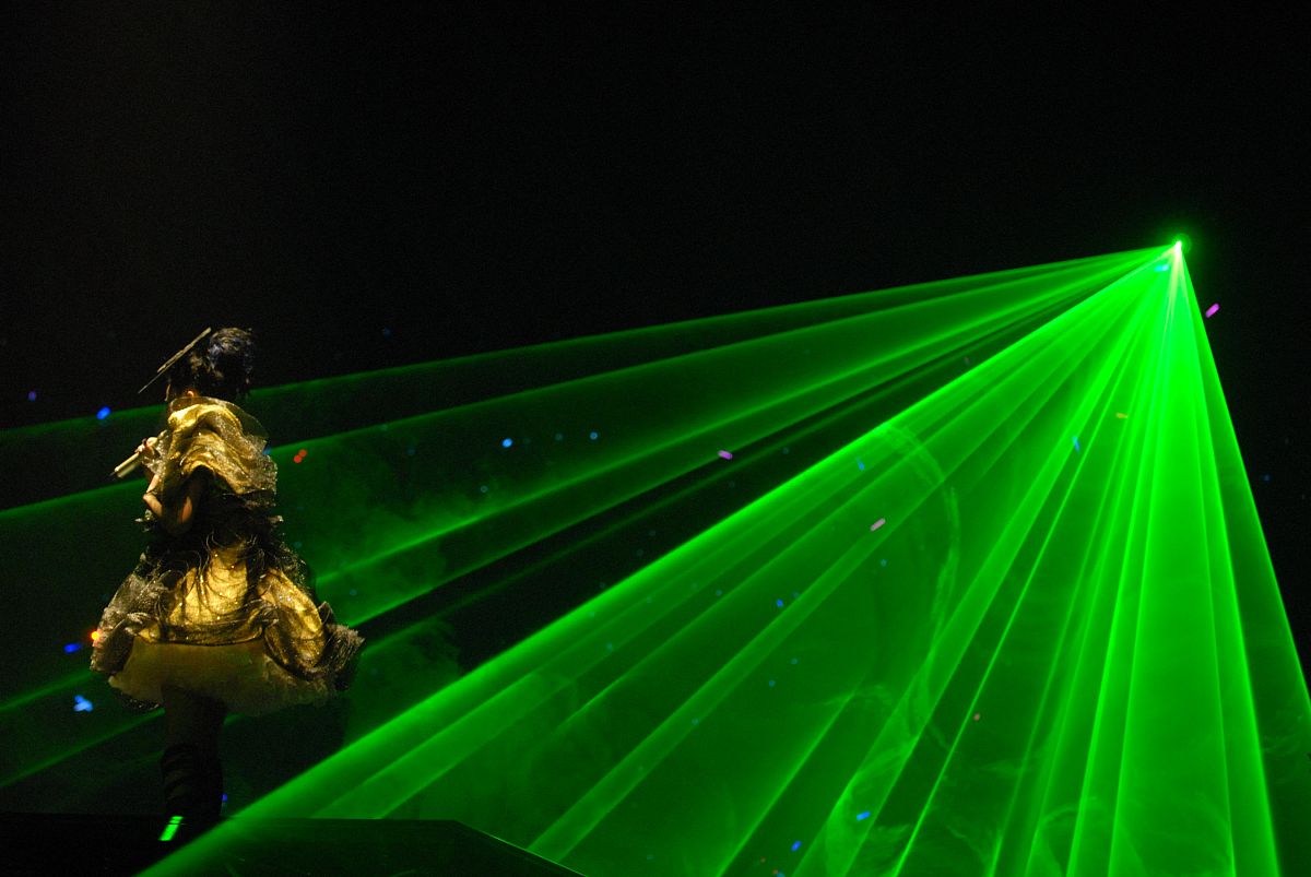 多人共用一台Windows11系统的电脑，如何使得各自使用各自的系统或账号而不互相影响