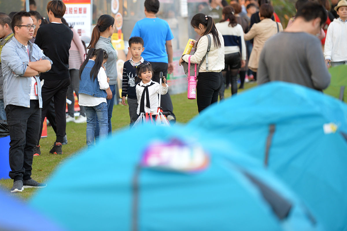 帮我想一个可以在床上玩的小孩子游戏