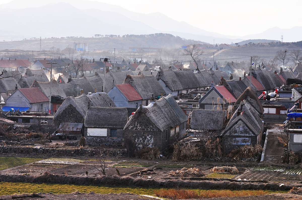***_*** 2013年3月2日,山东荣成市东崮村的海草房.  +++_+++海草房,民