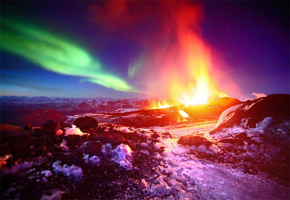 冰岛:当极光邂逅火山爆发，色彩美得让你不敢相信
