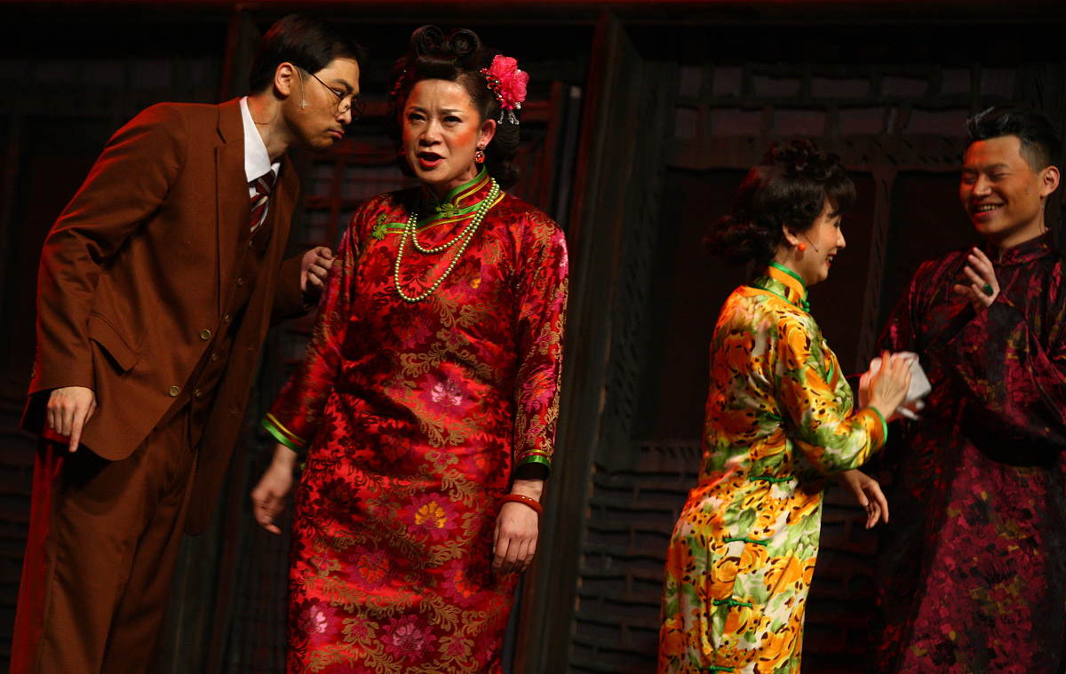 自监督预训练模型实现图像着色：将RGB图像转换为灰度图进行训练