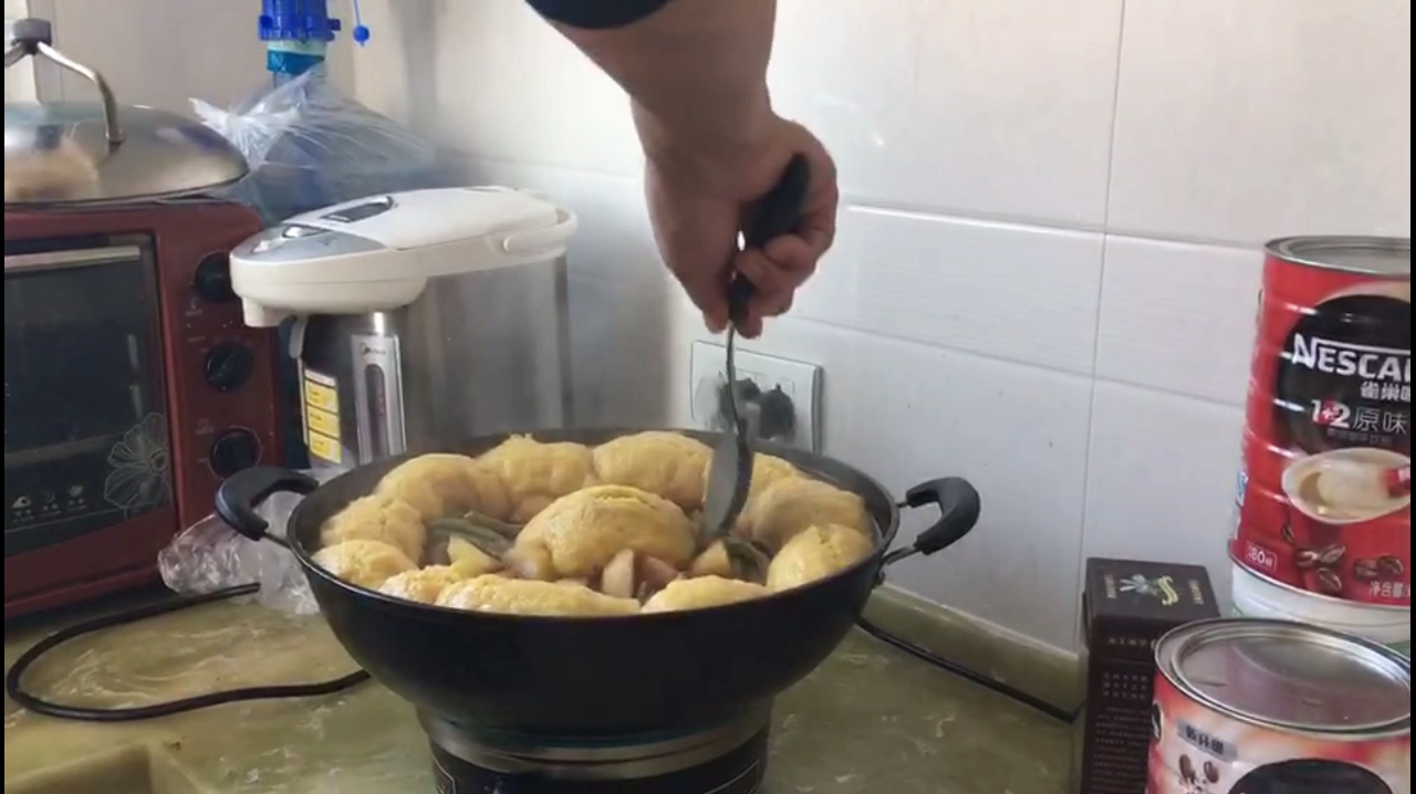 东北人真会吃!鸡爪排骨豆角炖一起东北乱炖!