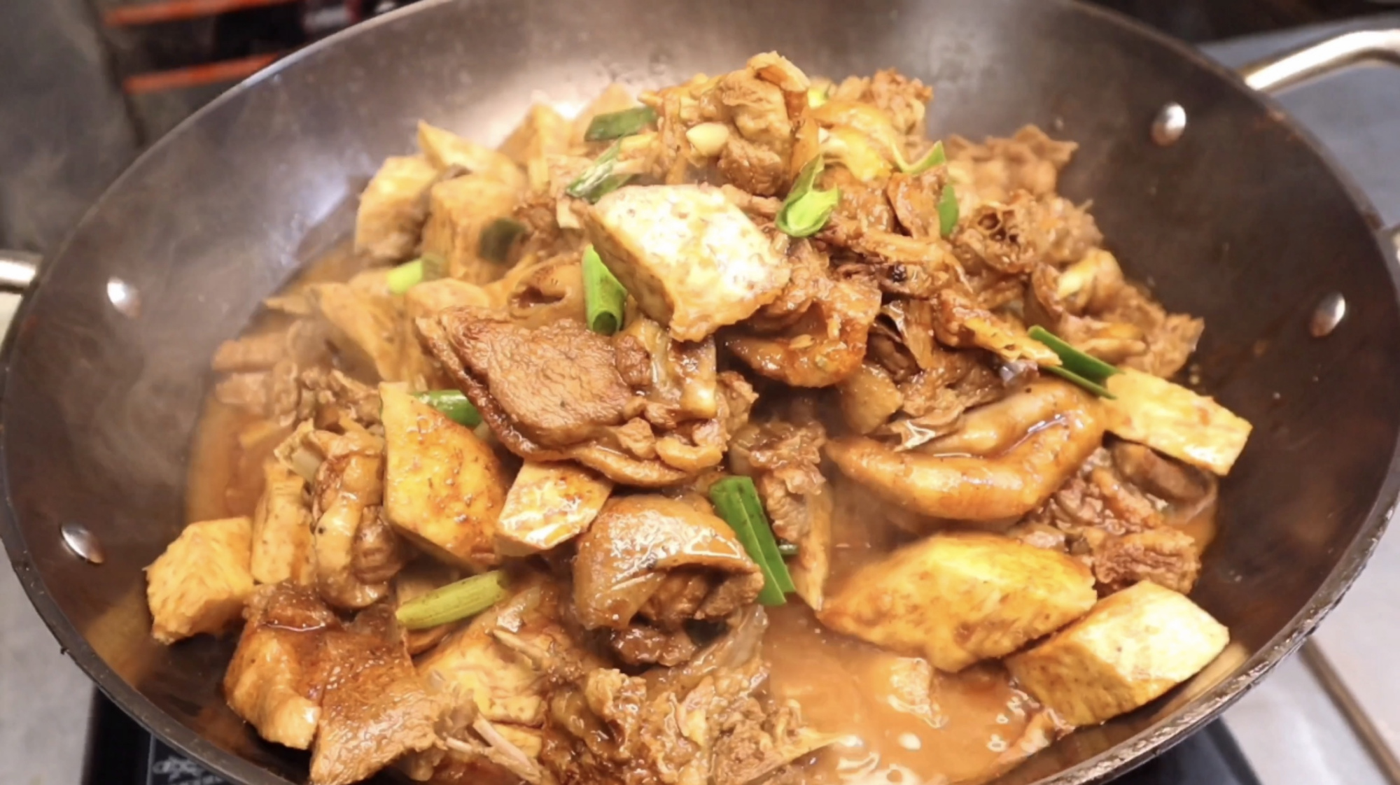 一道传统的粤菜‘香芋焖鹅’用啤酒焖制出来的味道更加鲜香浓郁