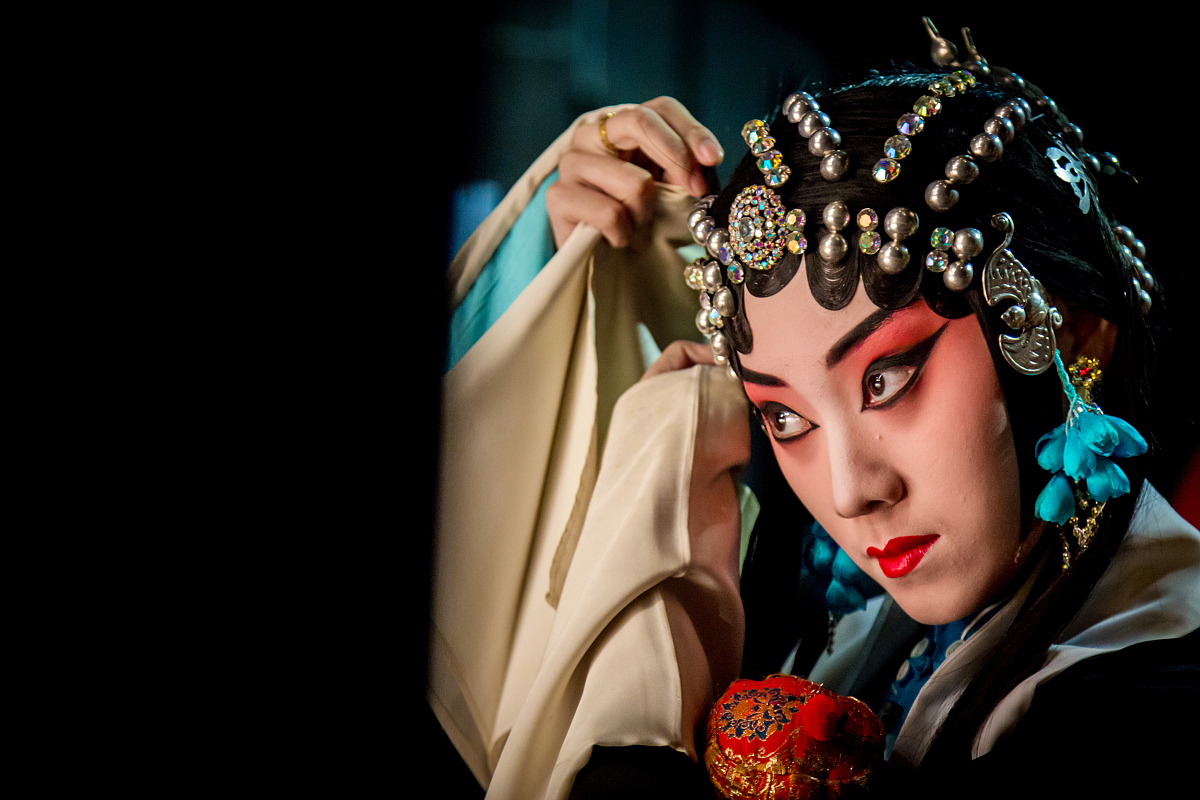 2016年08月13日讯,上海,上海京剧院青年演员演出后台化妆候场花絮曝光
