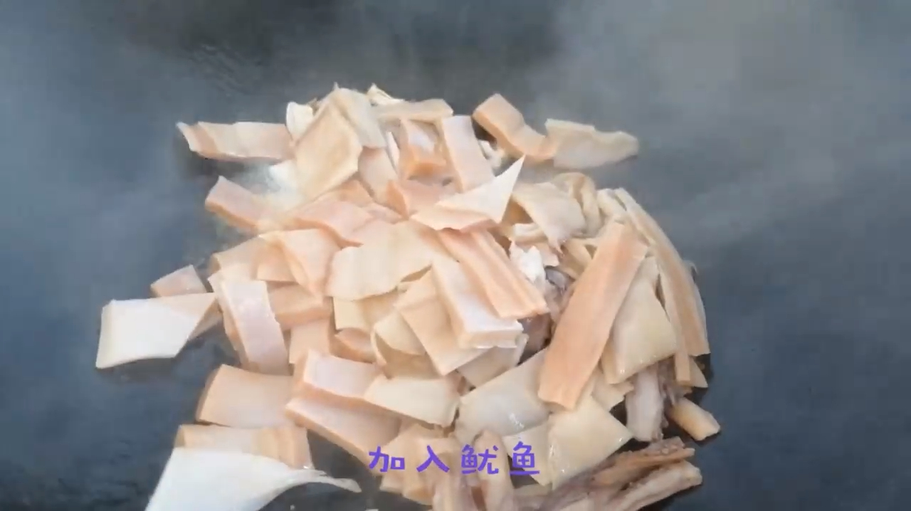 干鱿鱼用温水泡开,用家常做法,脆嫩鲜香没腥味